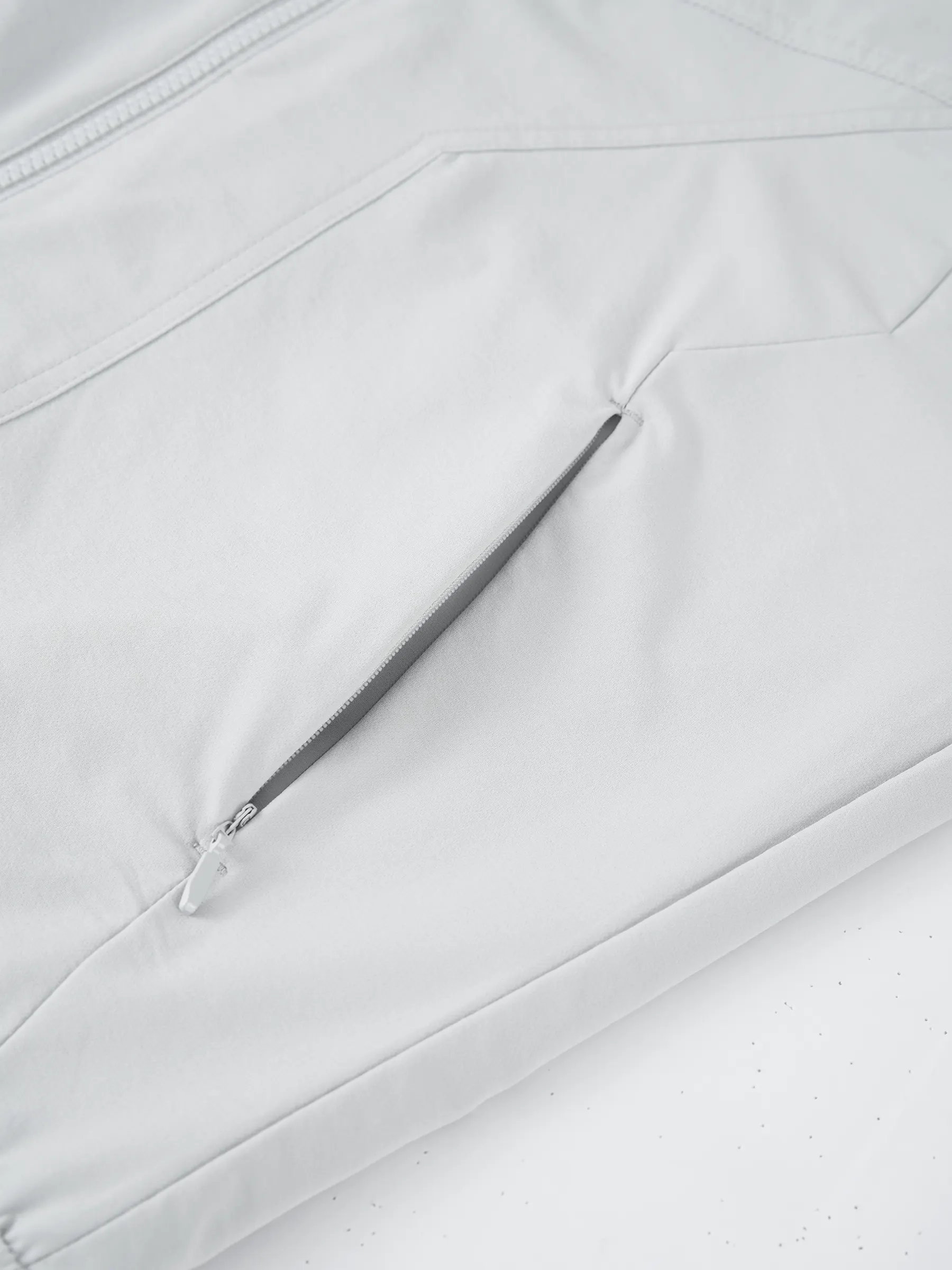 Áo Khoác Gió Nam PERATO Phong Cách Lifestyle In Lưng LBKGW5M036