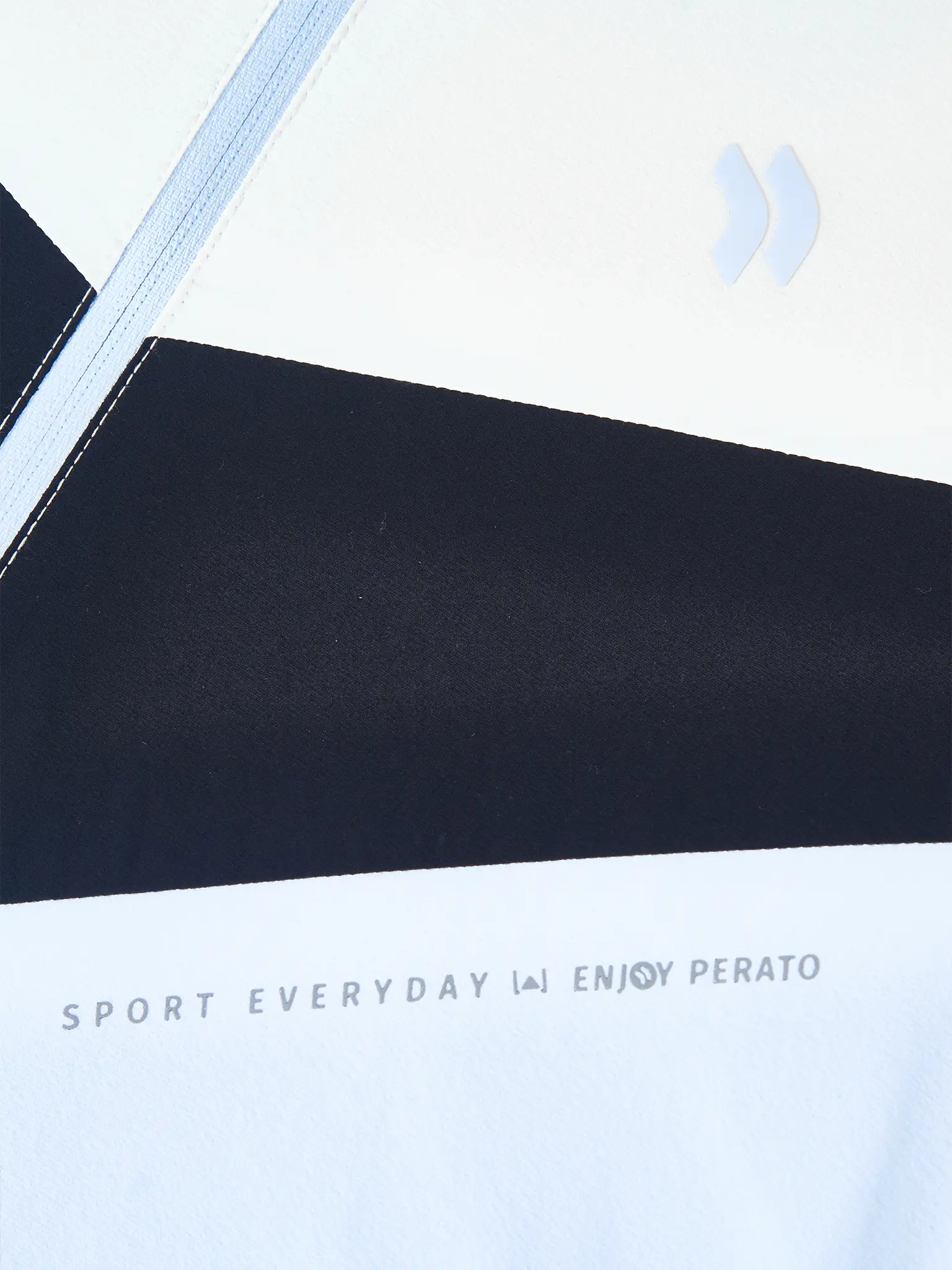 Áo Khoác Gió Nữ PERATO Phong Cách Training Can Phối TBKGW5W021