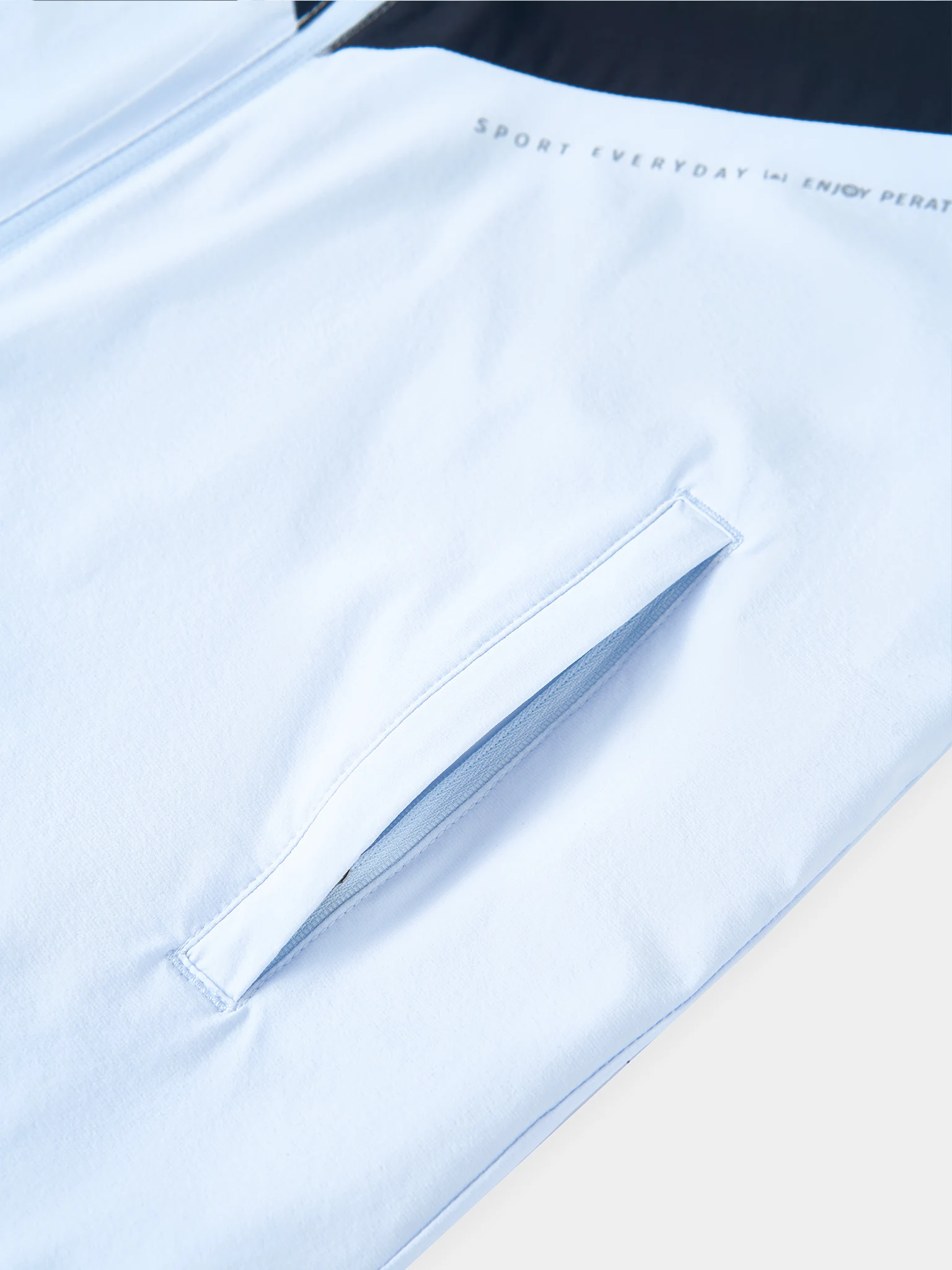 Áo Khoác Gió Nữ PERATO Phong Cách Training Can Phối TBKGW5W021